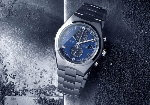 Citizen-Uhr mit blauem Zifferblatt und silbernem Armband auf strukturierter Oberfläche