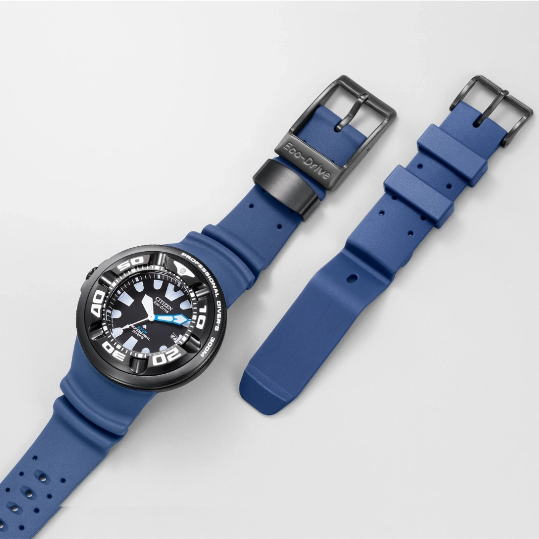 Citizen-Uhr mit blauem Armband, schwarzer Lünette und Eco-Drive-Technologie.