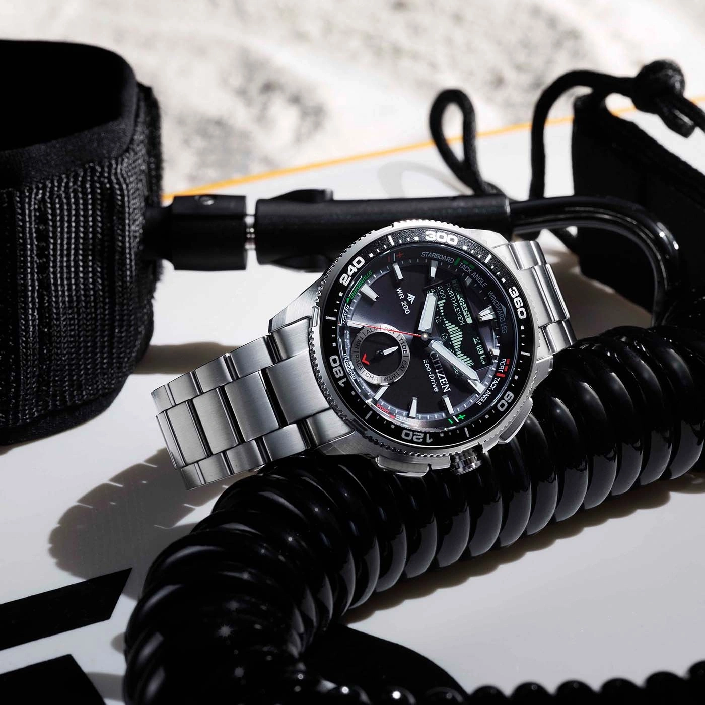Eine Uhr auf einem Surfbrett mit Leine und Spulenkabel.