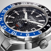 Nahaufnahme einer Citizen-Uhr mit schwarzer und blauer Lünette und strukturiertem Zifferblatt.