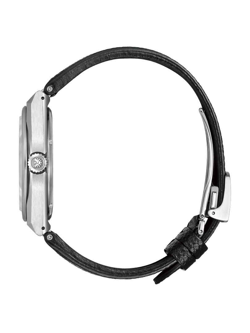 Seitenansicht einer silbernen Uhr mit schwarzem Lederarmband auf grünem Hintergrund.