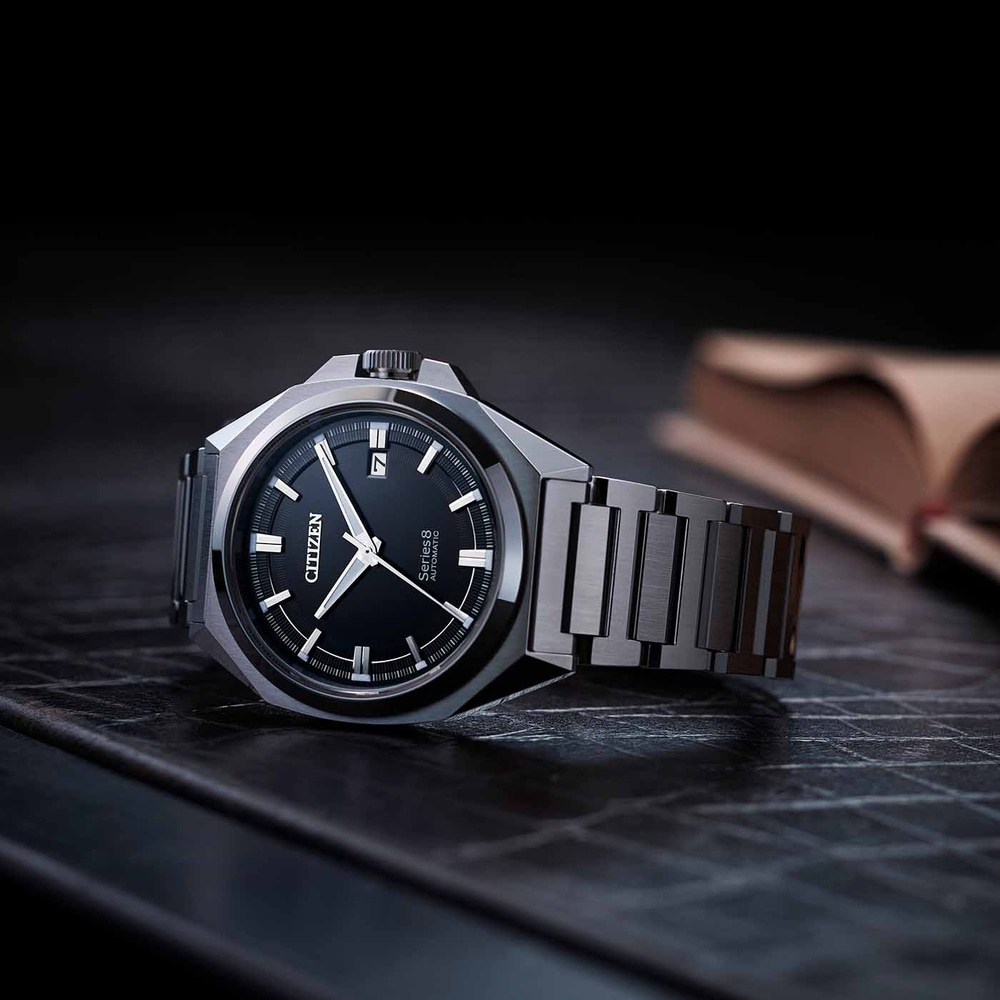 Citizen Series 8 Automatikuhr mit schwarzem Zifferblatt und Metallarmband