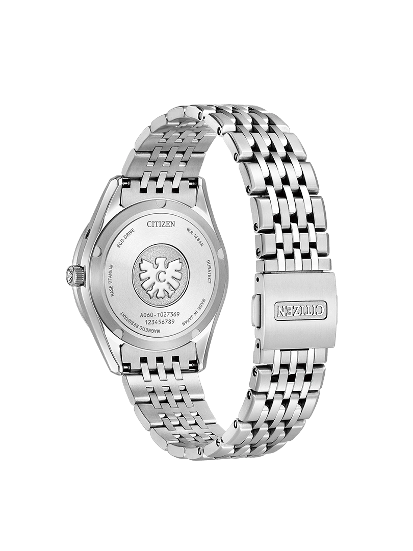 Citizen-Uhrrückseite mit Details: Eco-Drive, Titan und hergestellt in Japan.