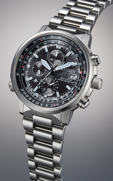 Citizen-Uhr mit schwarzem Zifferblatt, silbernem Armband und mehreren Zifferblättern, Eco-Drive-Technologie.
