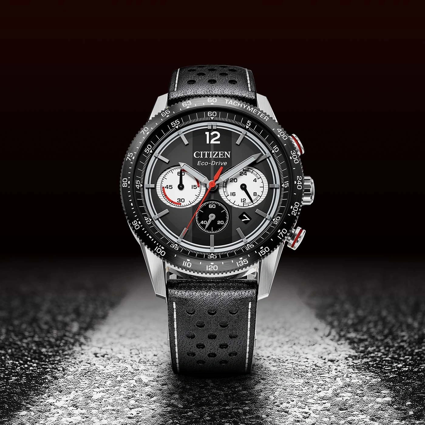Eine schwarze Citizen Eco-Drive Chronographenuhr mit perforiertem Lederarmband.