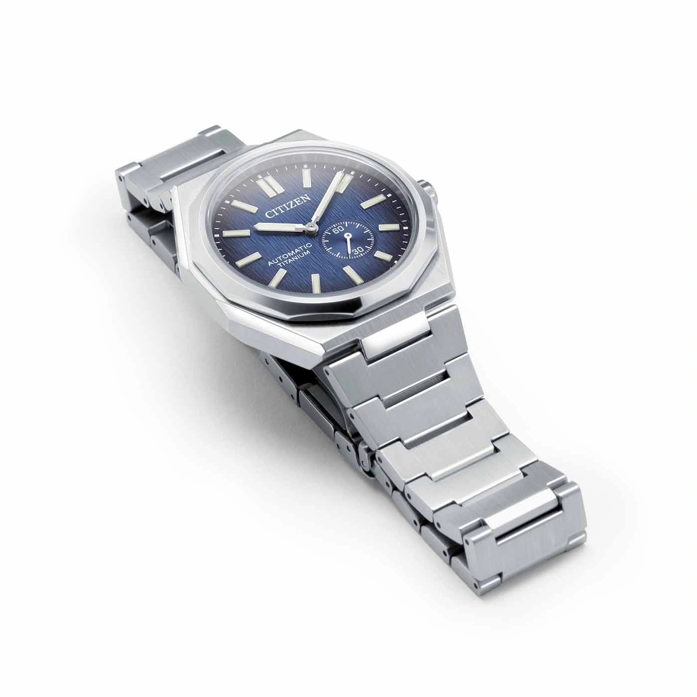 Citizen-Uhr mit blauem Zifferblatt und silbernem Armband auf weißem Hintergrund