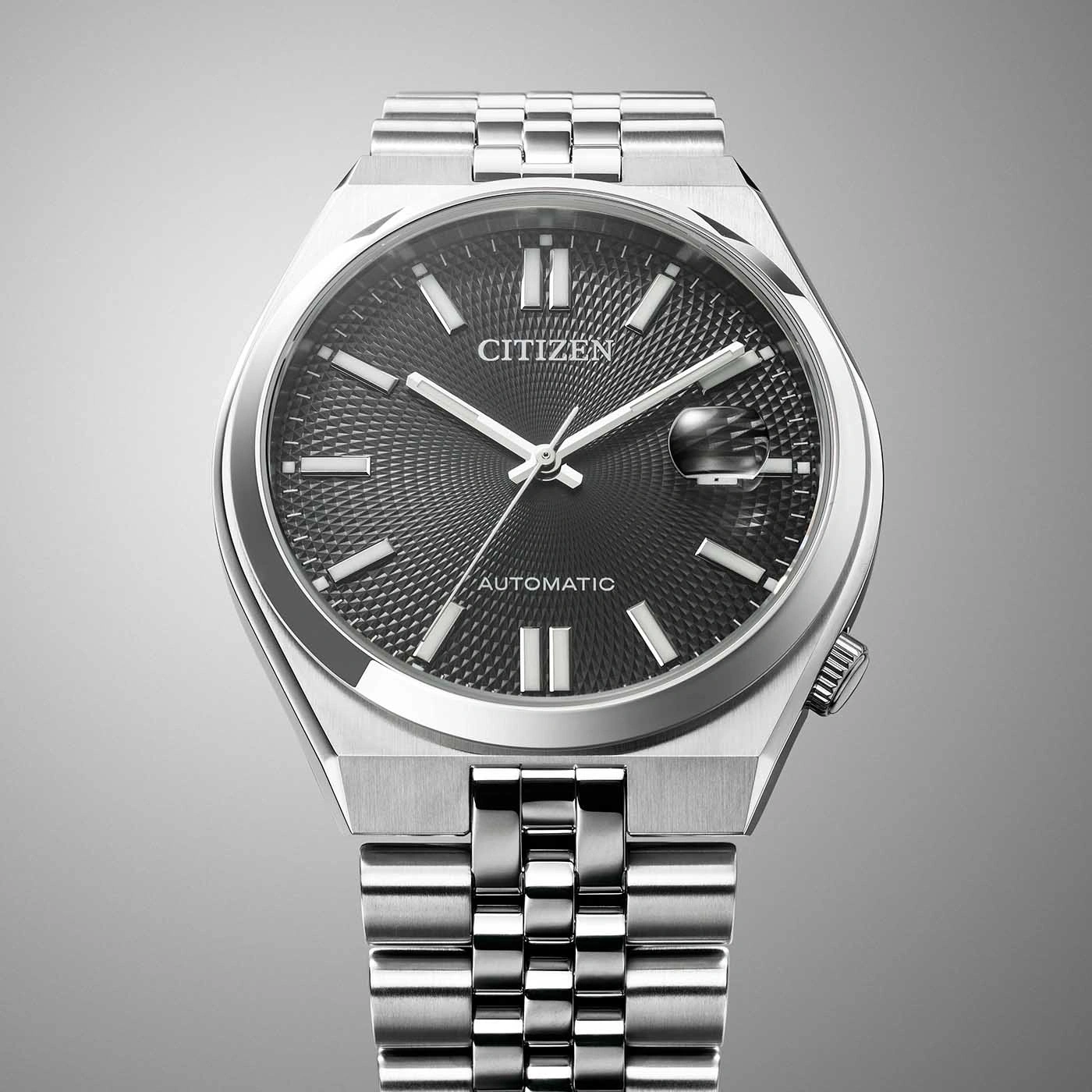 Citizen Automatikuhr mit schwarzem Zifferblatt und silbernem Armband.