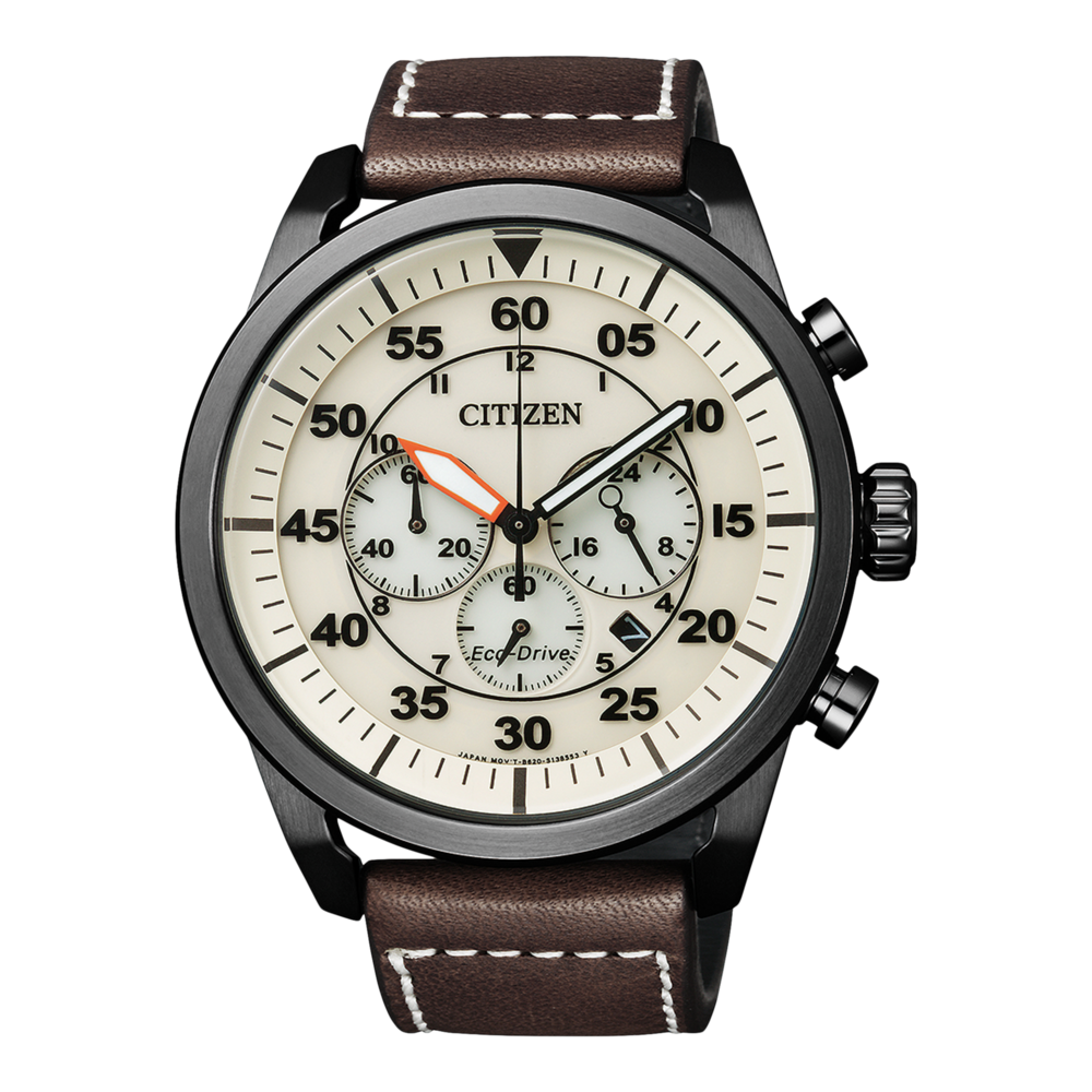 Citizen-Uhr mit schwarzem Gehäuse, cremefarbenem Zifferblatt und braunem Lederarmband.