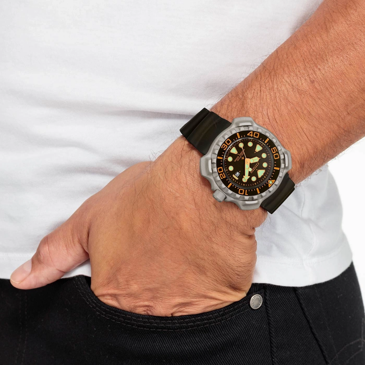 Mann mit Uhr, Hand in der Tasche, weißes Hemd, schwarze Jeans, Nahaufnahme