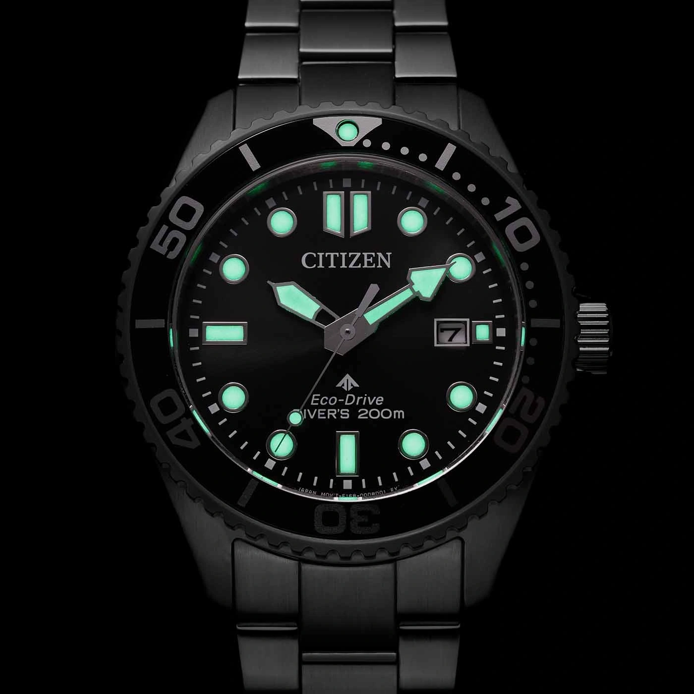 Schwarze Citizen-Uhr mit leuchtenden Zeigern und Markierungen, Eco-Drive, Taucher 200m