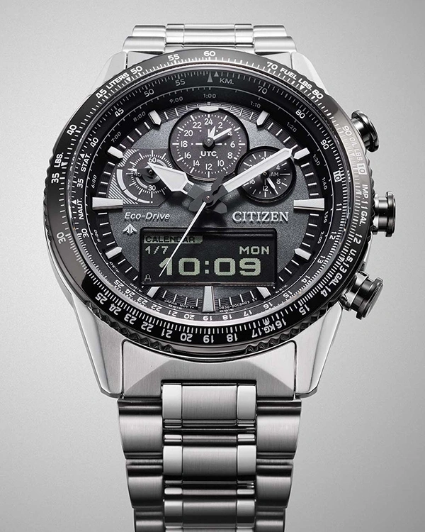 Citizen-Uhr mit mehreren Zifferblättern, Digitalanzeige und Edelstahlband.