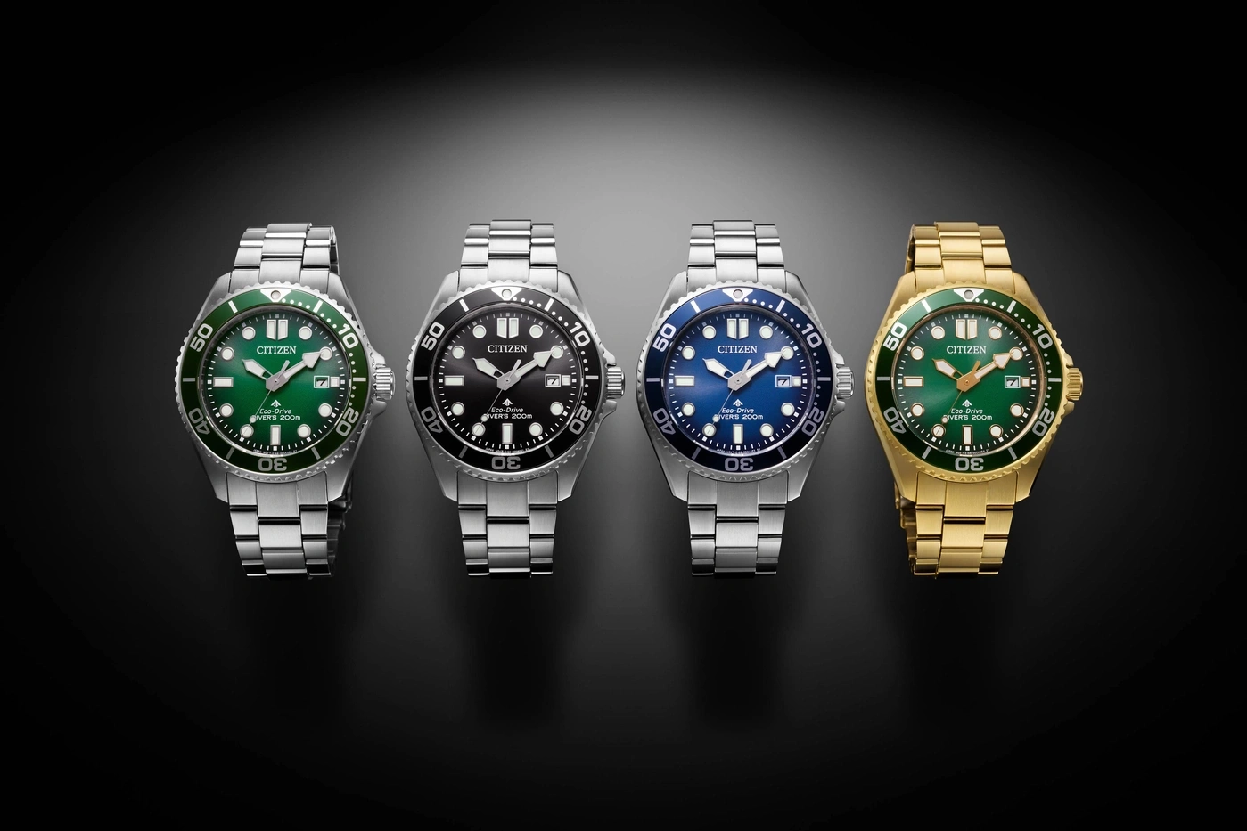 Vier Citizen-Uhren mit verschiedenfarbigen Zifferblättern und Armbändern auf schwarzem Hintergrund.