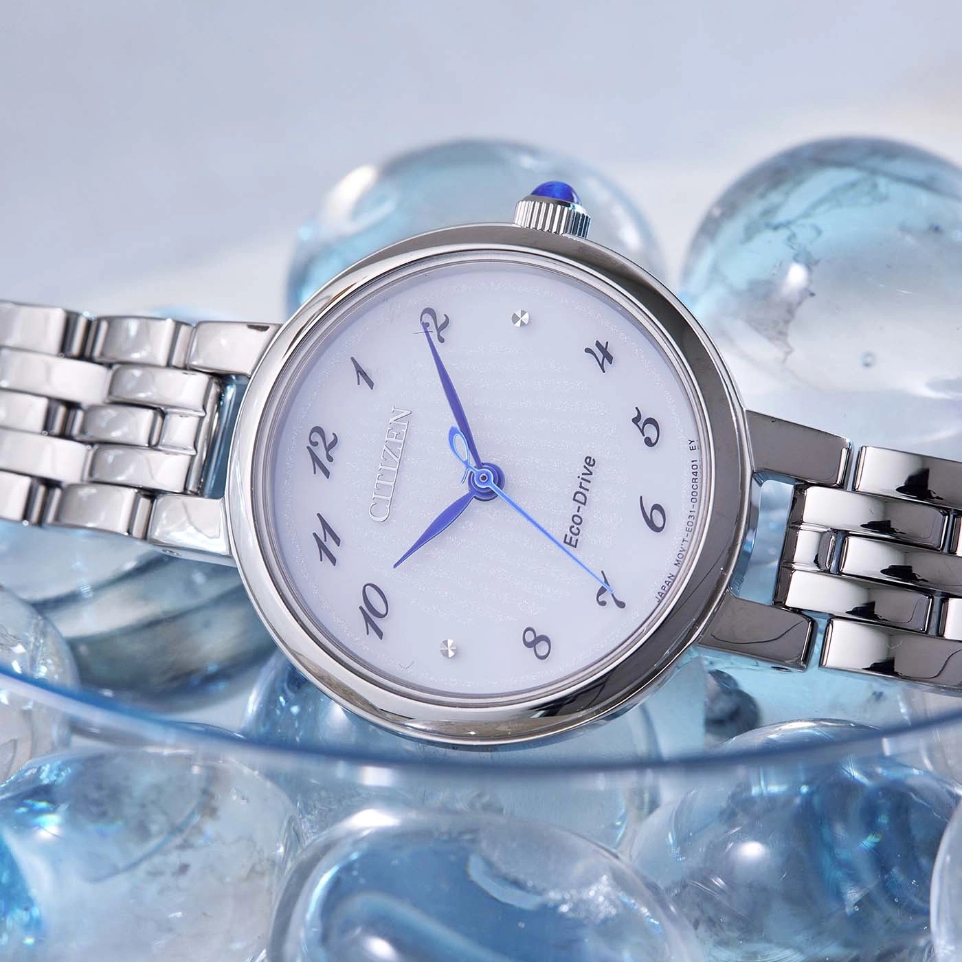 Citizen Eco-Drive Uhr mit blauen Zeigern und silbernem Armband auf Glasperlen.