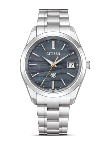 Citizen-Uhr mit dunkelblauem Zifferblatt und silbernem Armband, elegantes Design.