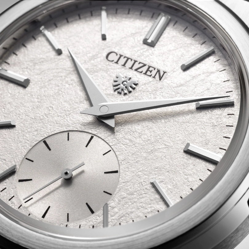 Nahaufnahme einer Citizen-Uhr mit strukturiertem silbernem Zifferblatt und Zeigern.