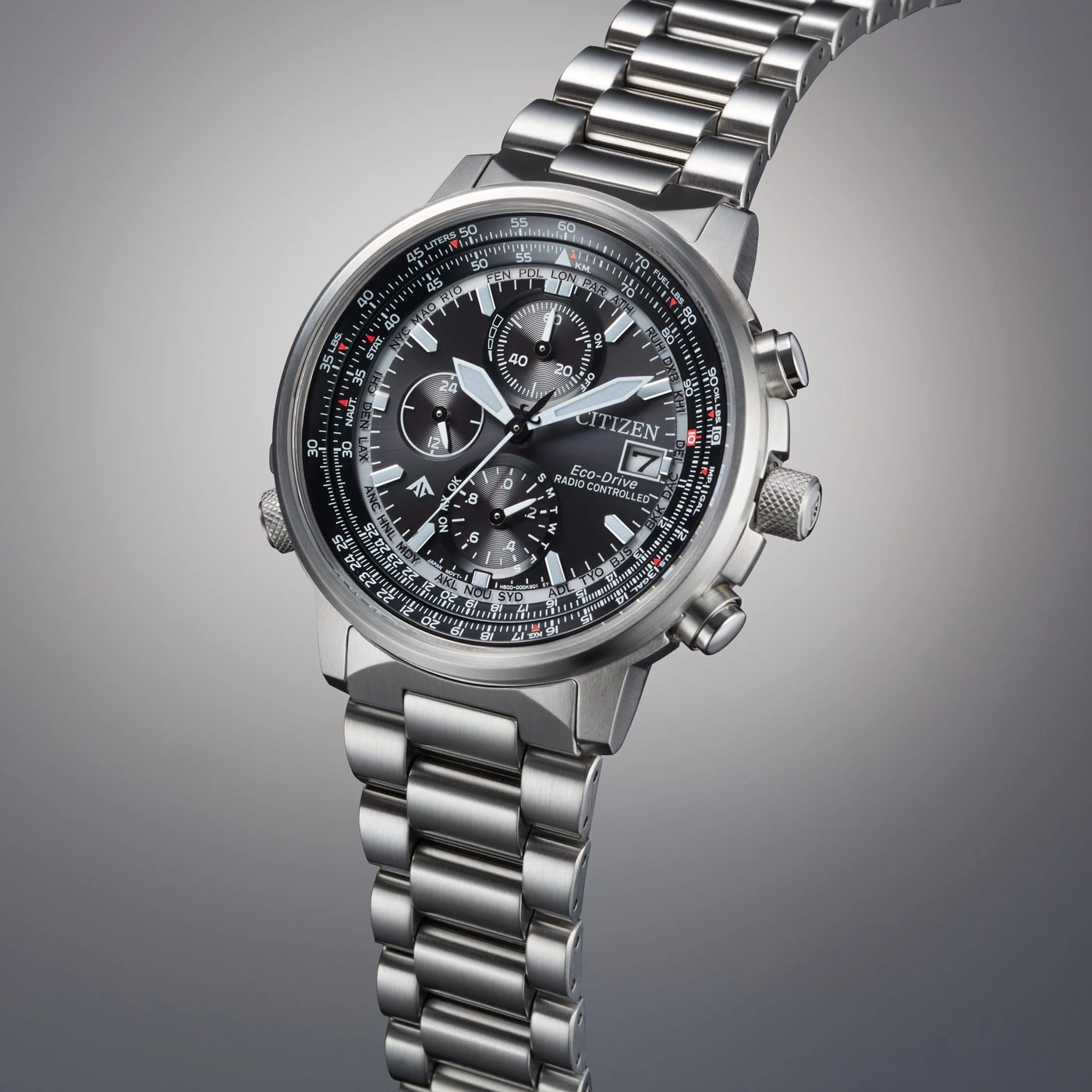 Citizen-Uhr mit schwarzem Zifferblatt, silbernem Armband und mehreren Zifferblättern, die Zeit und Datum anzeigen.