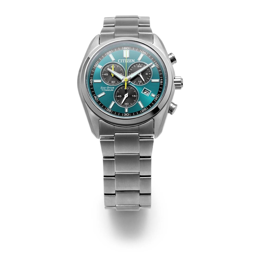 Eine Citizen Eco-Drive Titanium Chronographenuhr mit teal Zifferblatt.