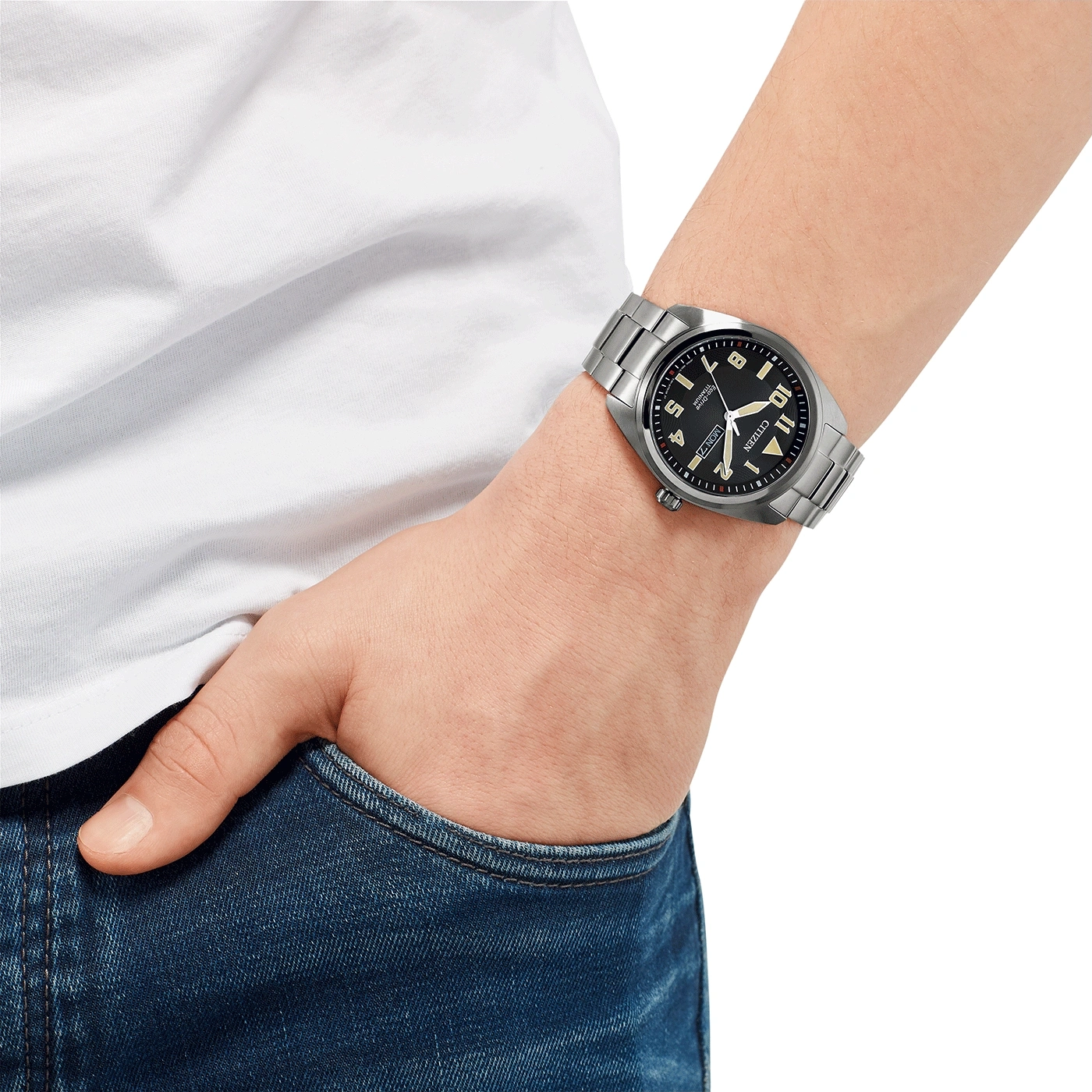 Mann mit Citizen-Uhr, Hand in der Tasche, weißes Hemd, blaue Jeans.