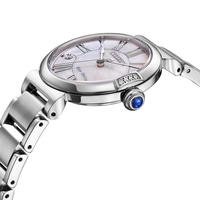 Eine Nahaufnahme der Seitenansicht einer silbernen Citizen Eco-Drive Uhr mit Perlmuttzifferblatt und römischen Ziffern.