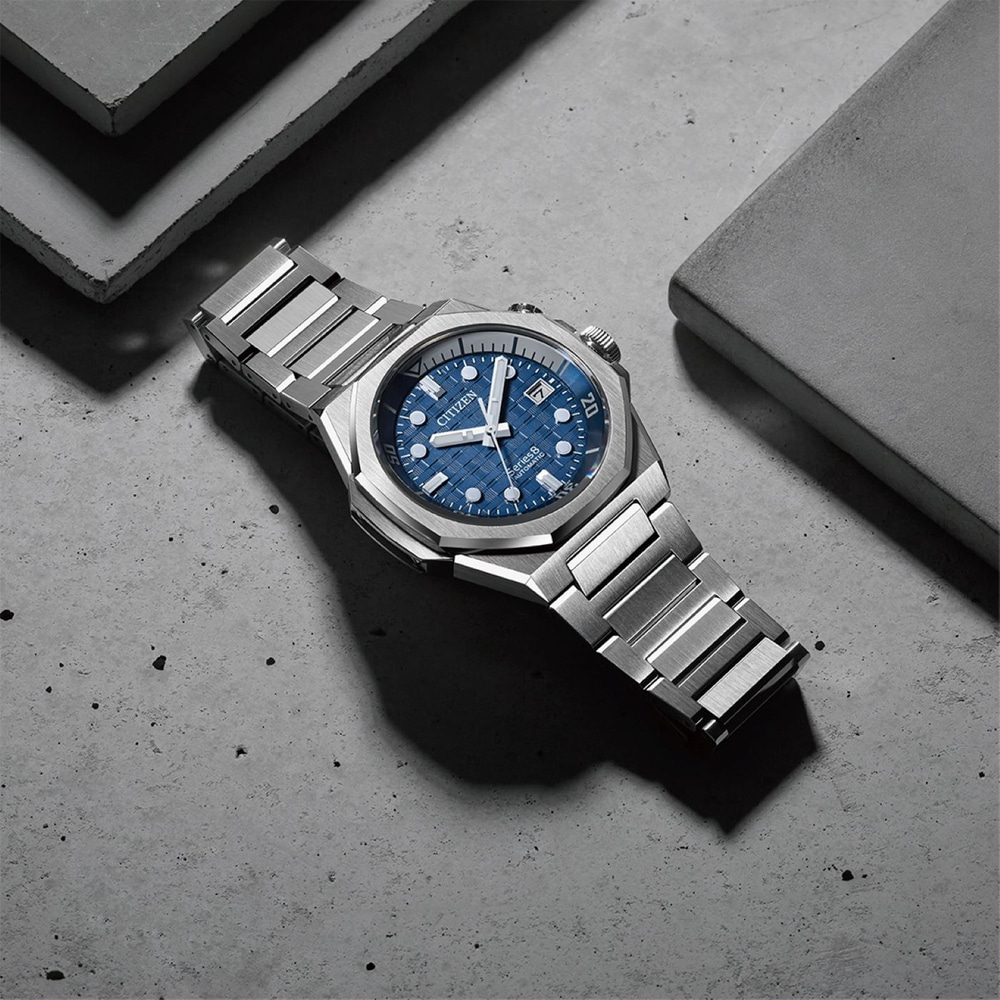 Citizen Series 8 Automatikuhr auf Betonoberfläche mit Schatten.