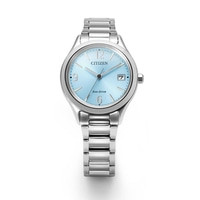 Eine silberne Citizen Eco-Drive Uhr mit hellblauem Zifferblatt und silbernem Armband.