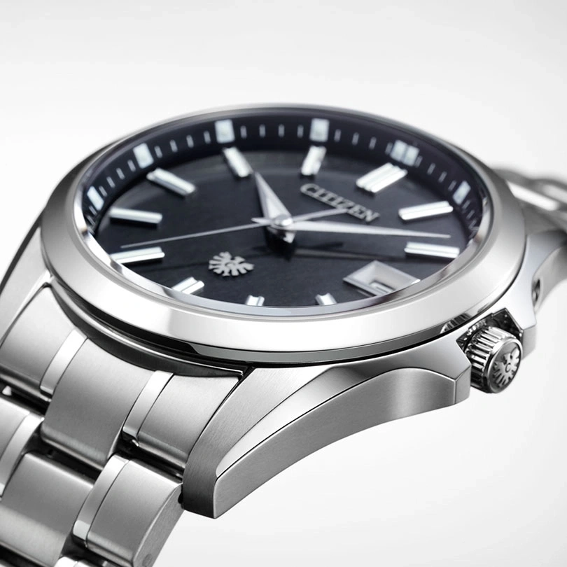 Citizen-Uhr mit schwarzem Zifferblatt und silbernem Armband, Nahaufnahme.