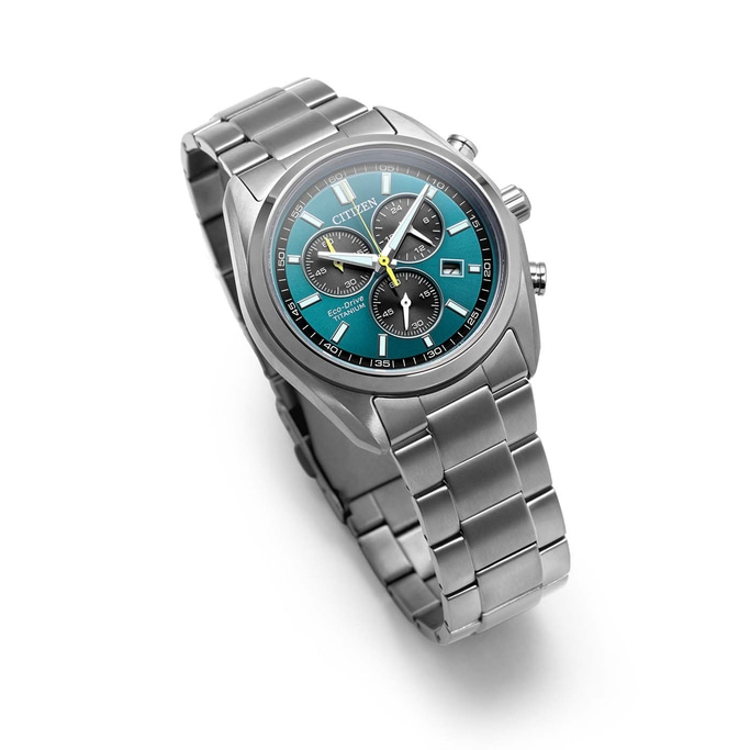 Nahaufnahme einer Citizen Eco-Drive Titanium Uhr mit blauem Zifferblatt.