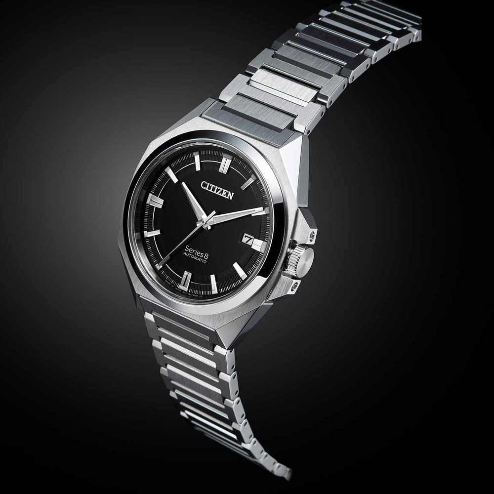 Citizen Series 8 Automatikuhr mit schwarzem Zifferblatt und silbernem Armband
