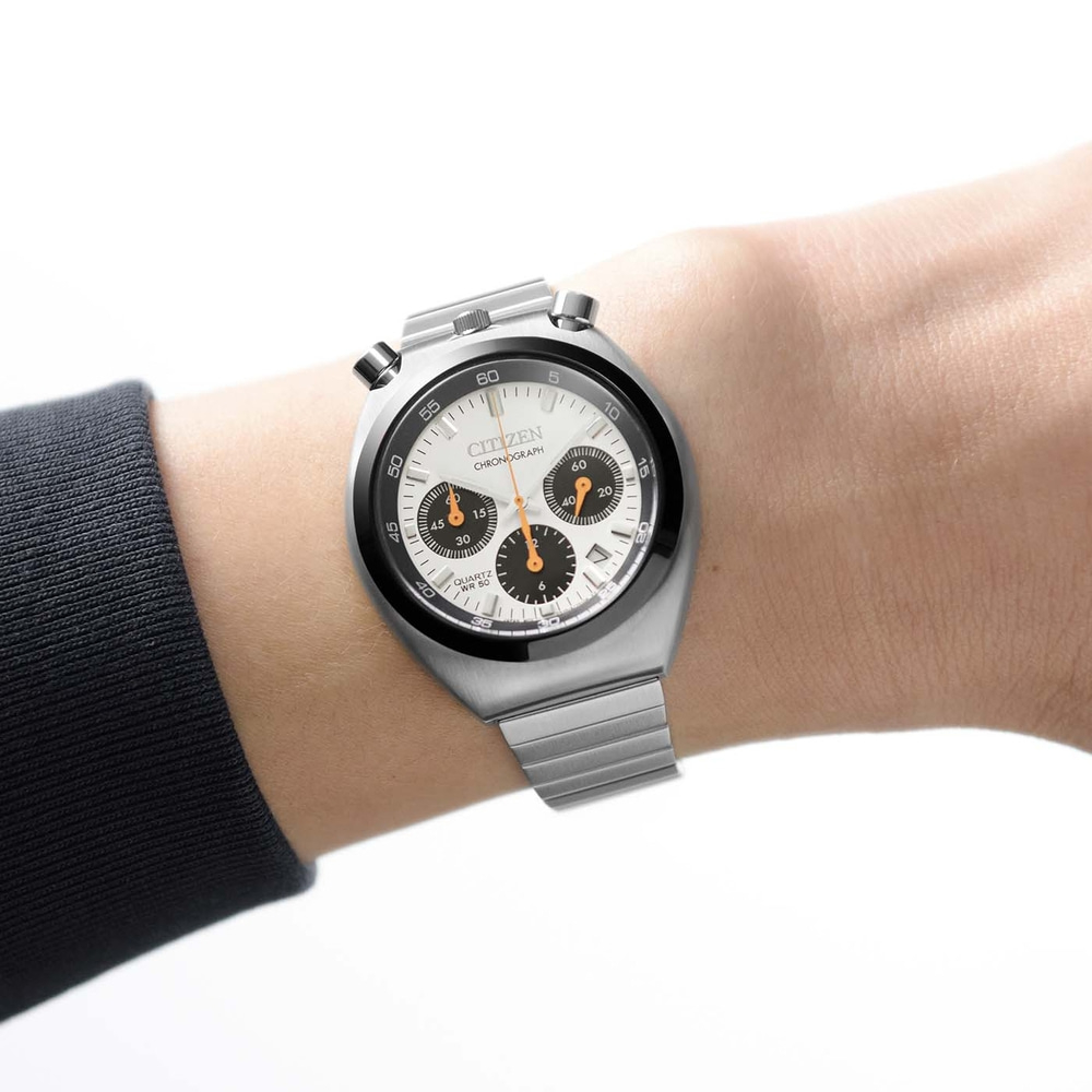 Ein Mann trägt eine silberne Citizen Chronographenuhr am Handgelenk.