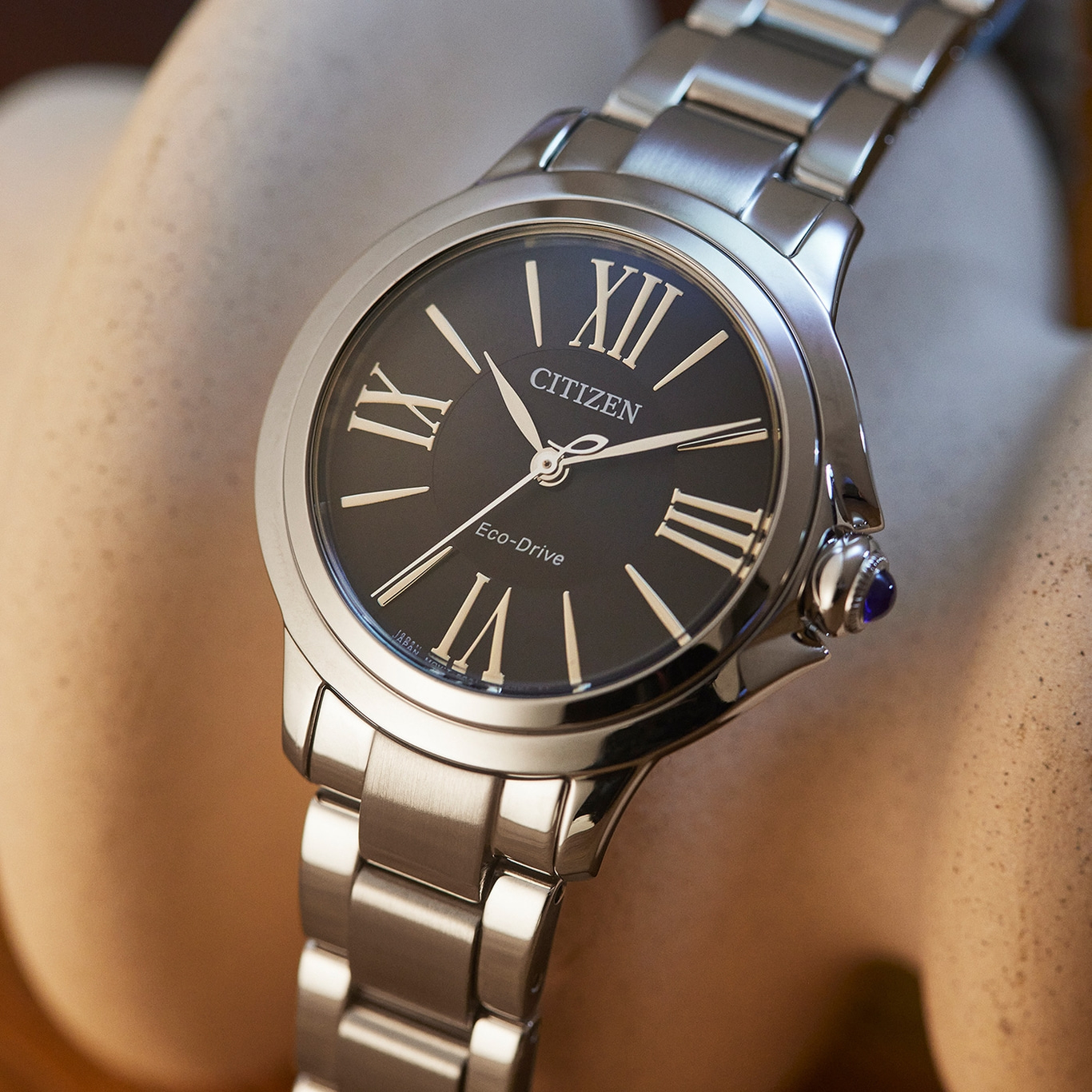 Citizen Eco-Drive Uhr mit schwarzem Zifferblatt und silbernem Armband, Nahaufnahme.