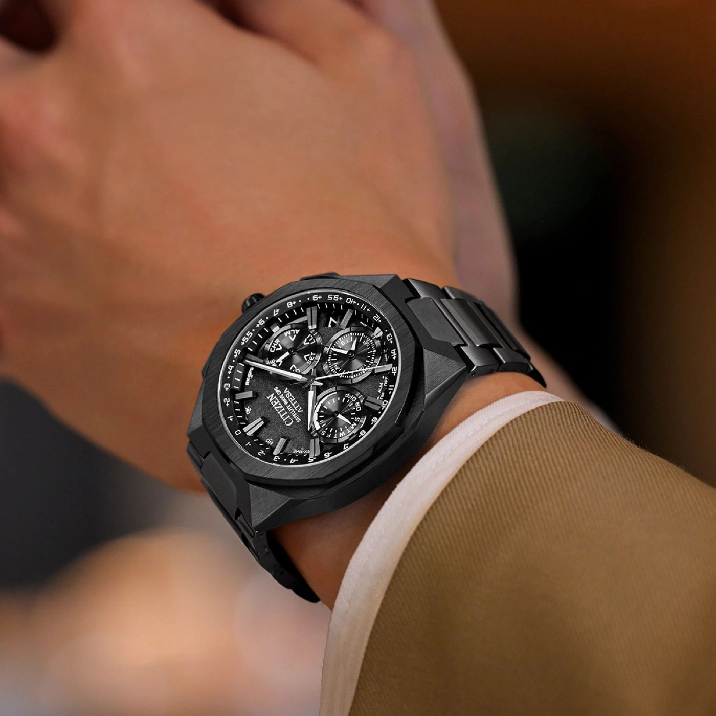 Schwarze Citizen Attesa Uhr am Handgelenk, Nahaufnahme, modernes Design, stilvolles Accessoire