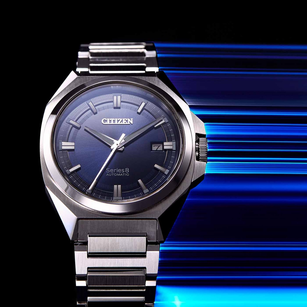 Citizen Series 8 Automatikuhr mit blauem Zifferblatt und Metallarmband.