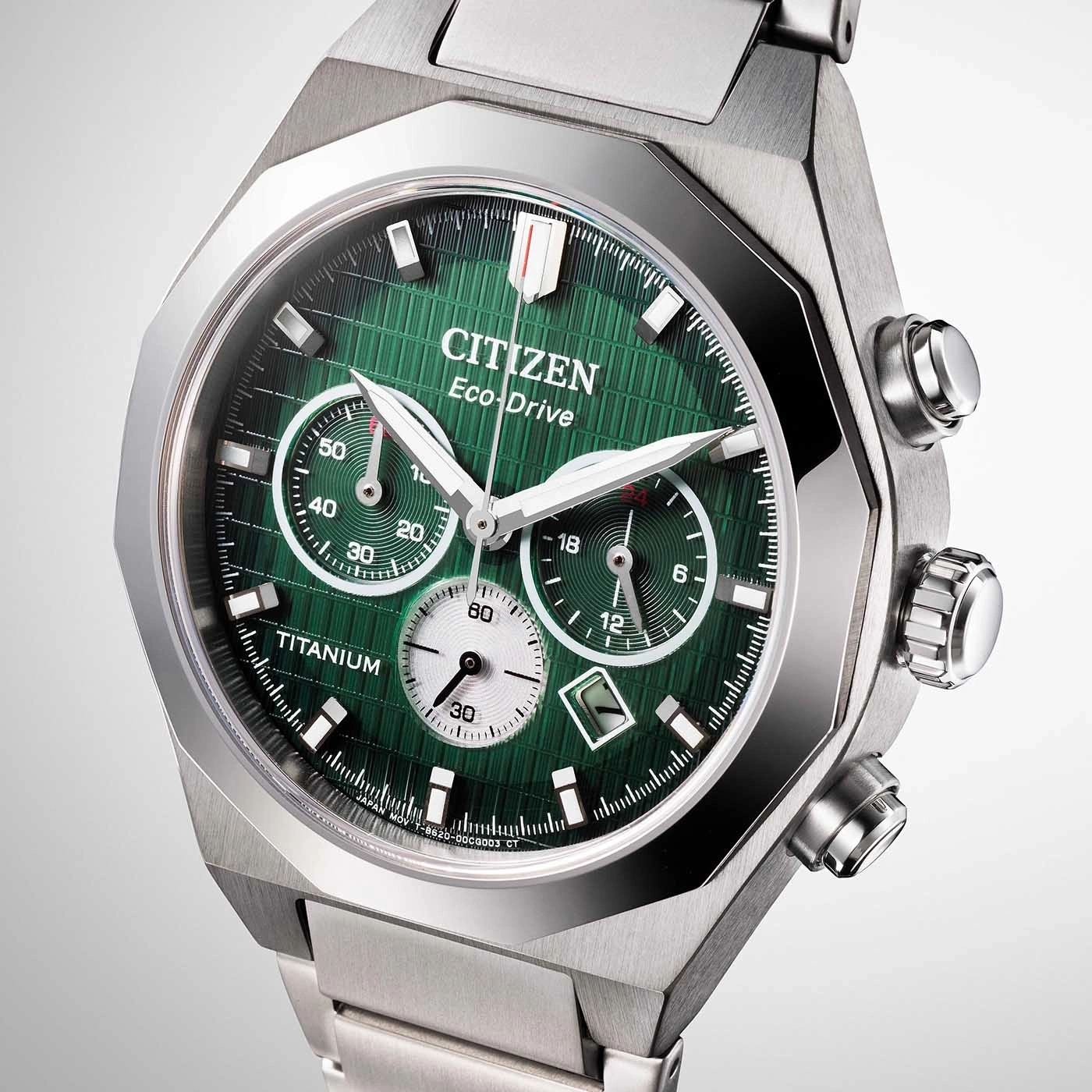 Citizen Eco-Drive Uhr mit grünem Zifferblatt und Titangehäuse, Nahaufnahme.