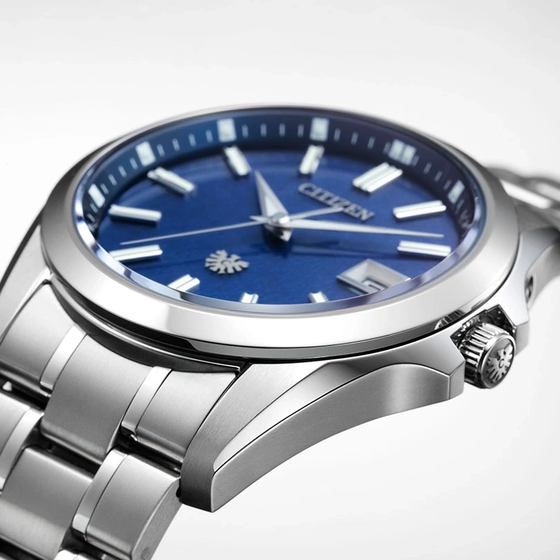 Citizen-Uhr mit blauem Zifferblatt und silbernem Armband, Nahaufnahme.