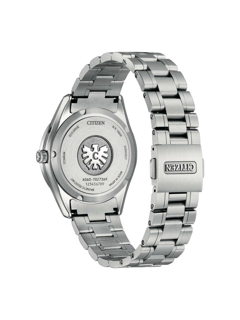 Citizen-Uhrrückseite mit Details: Eco-Drive, Titan, Made in Japan und mehr.