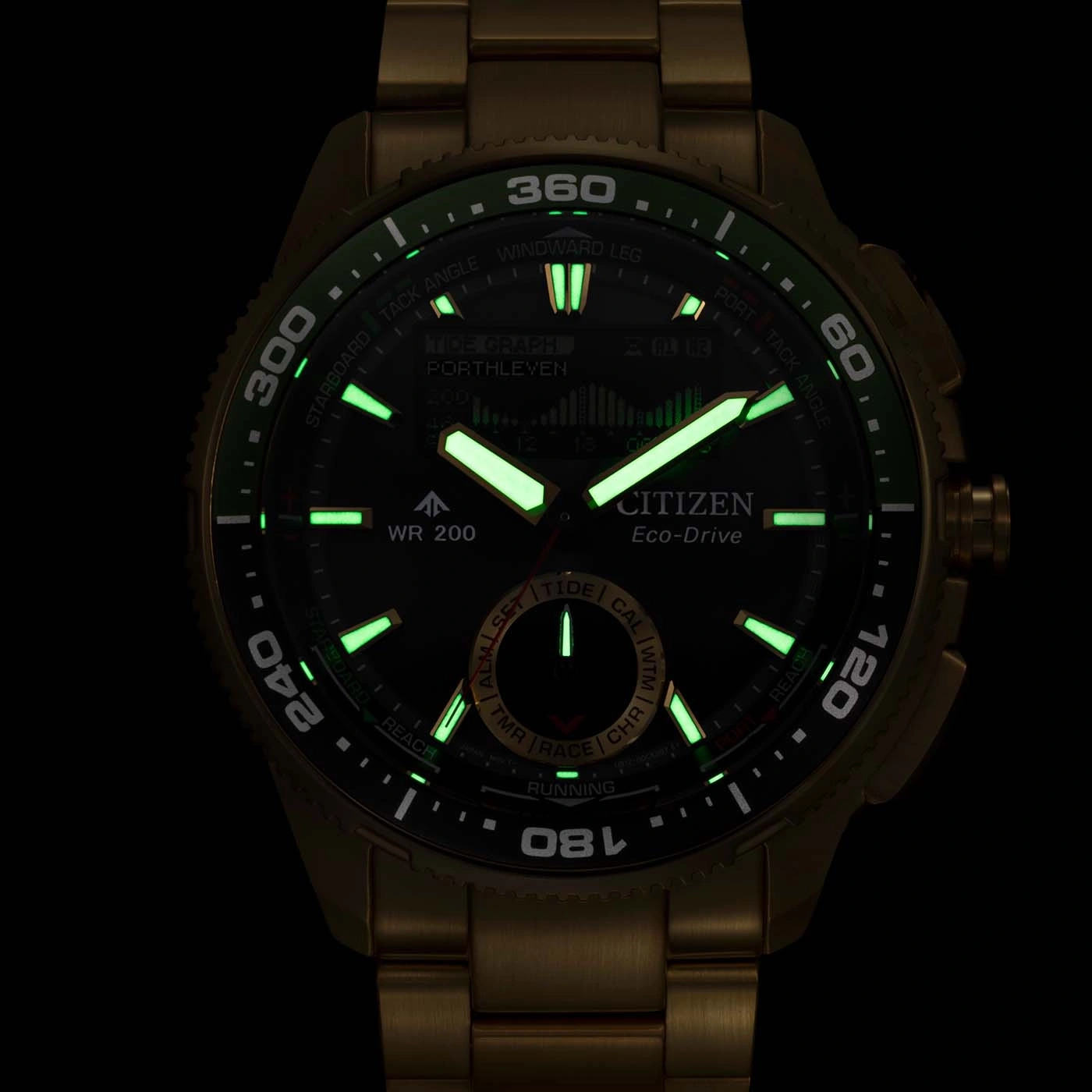 Nahaufnahme eines leuchtenden Citizen Eco-Drive Zifferblatts in der Dunkelheit.
