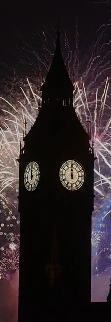 Big Ben Silhouette mit Feuerwerk bei Nacht, Uhr zeigt Mitternacht