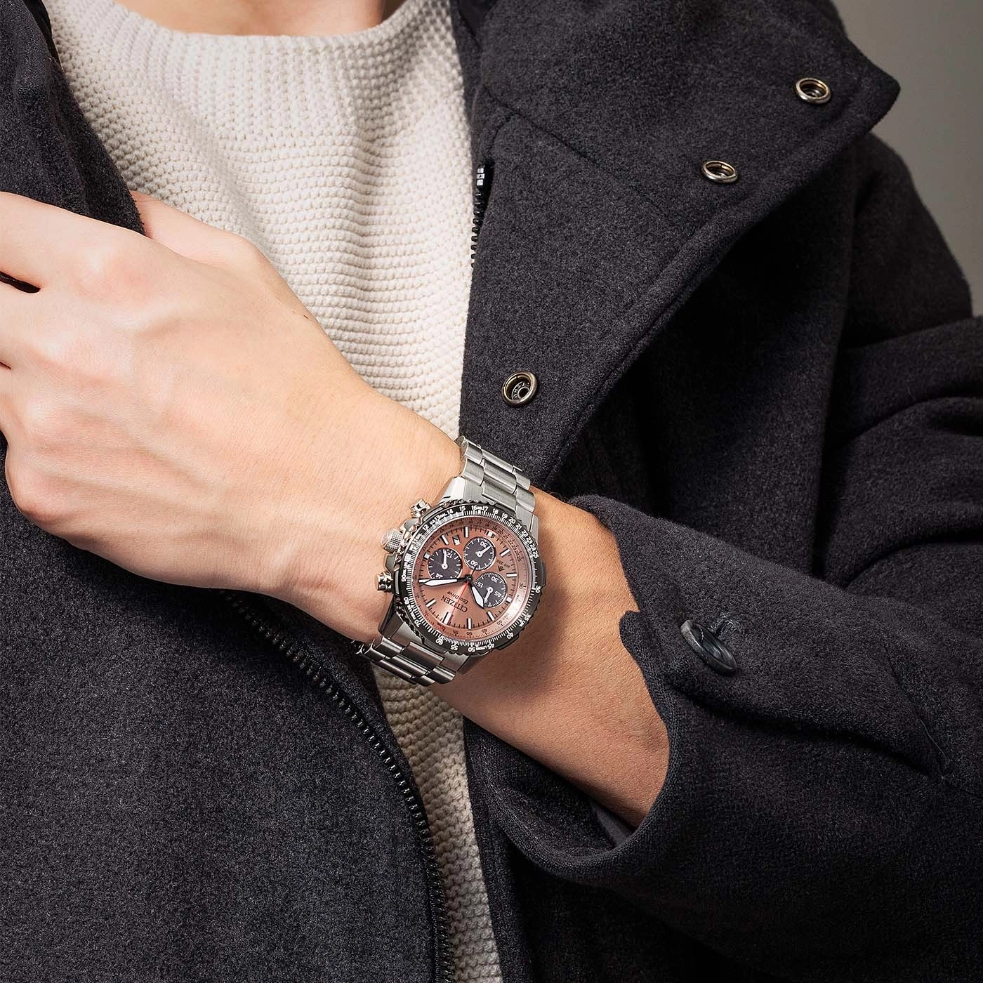 Mann trägt Uhr und dunklen Mantel, Nahaufnahme, Mode, stilvoll, elegant.
