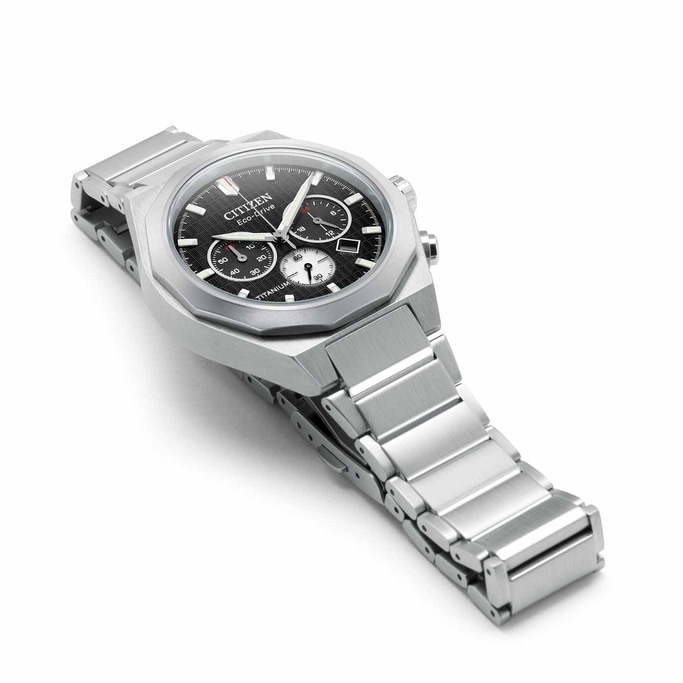 Citizen Eco-Drive Titanuhr mit schwarzem Zifferblatt und silbernem Armband.