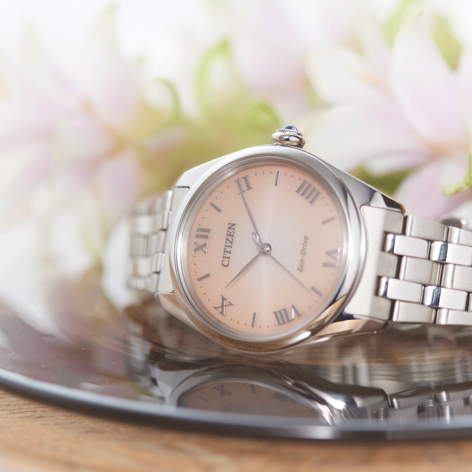 Citizen-Uhr mit rosa Zifferblatt und silbernem Armband, elegantes Design.