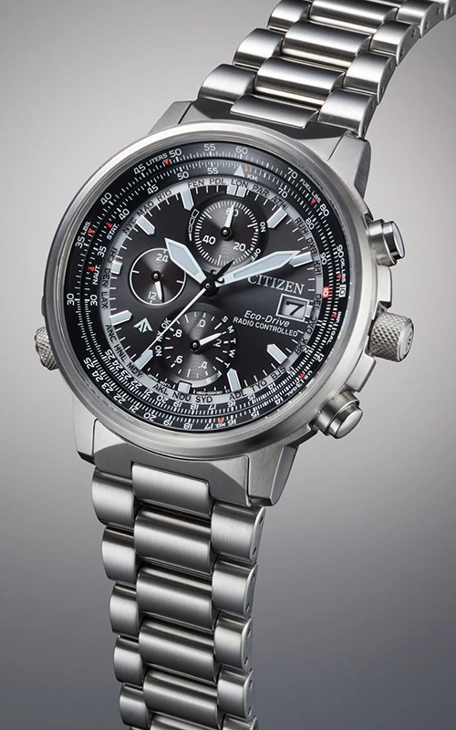 Citizen-Uhr mit schwarzem Zifferblatt, silbernem Armband und mehreren Zifferblättern, Eco-Drive-Technologie.