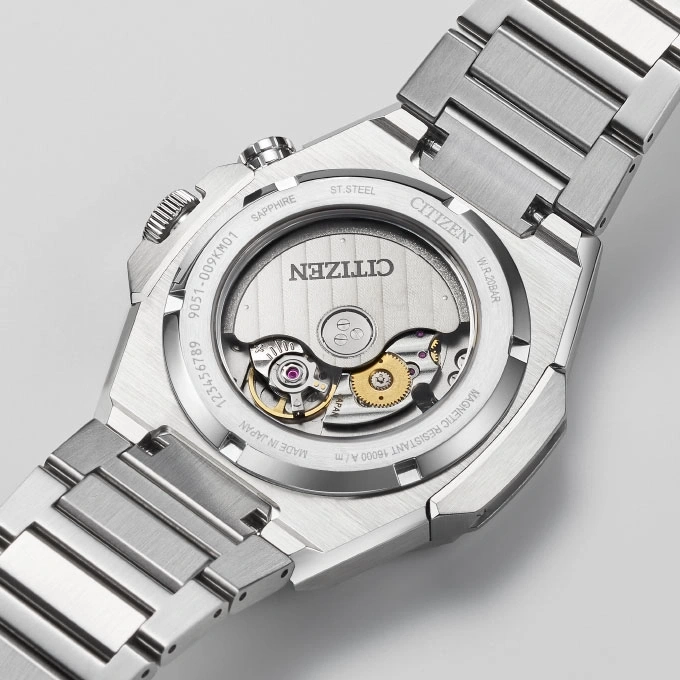 Citizen-Uhrrückseite mit sichtbarem Mechanismus, Saphir, Edelstahl und Wasserdichtigkeit.