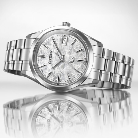 Citizen-Uhr mit silbernem Armband und strukturierter Oberfläche, elegantes Design.