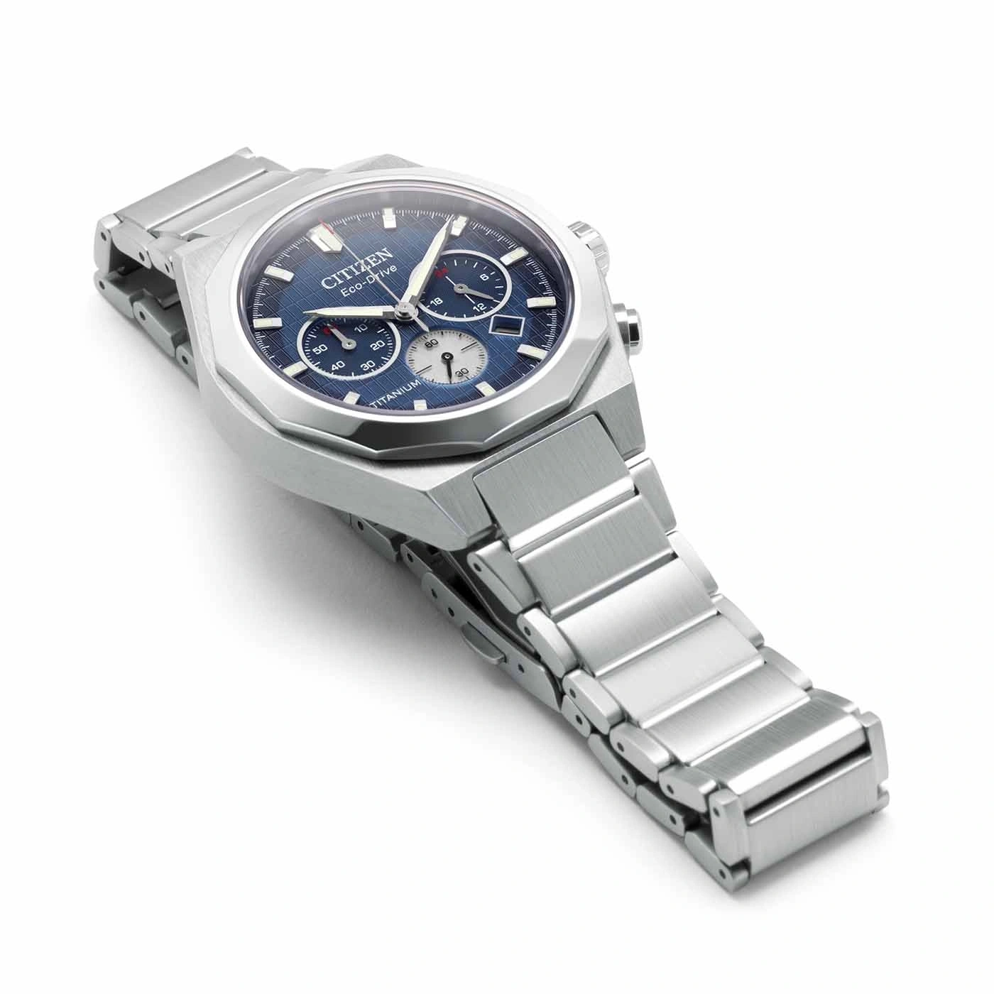 Citizen Eco-Drive Titanuhr mit blauem Zifferblatt und silbernem Armband