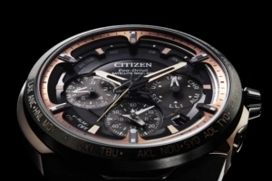 Nahaufnahme einer Citizen Eco-Drive Uhr mit mehreren Zifferblättern und Weltzeitanzeigen.