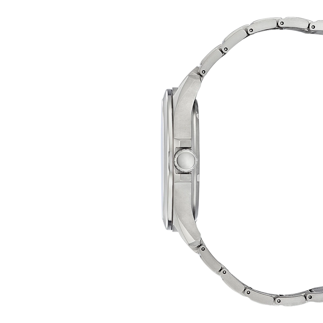Seitenansicht einer silbernen Armbanduhr mit Metallband auf weißem Hintergrund.