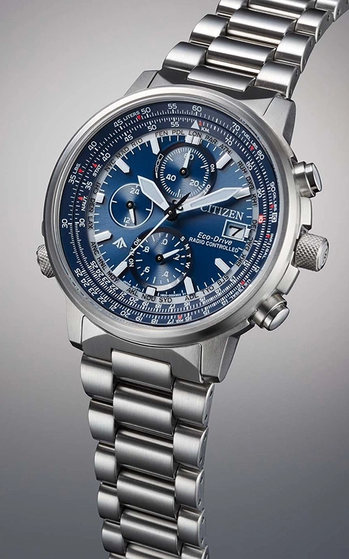Citizen Eco-Drive Uhr mit blauem Zifferblatt und silbernem Armband, Nahaufnahme.