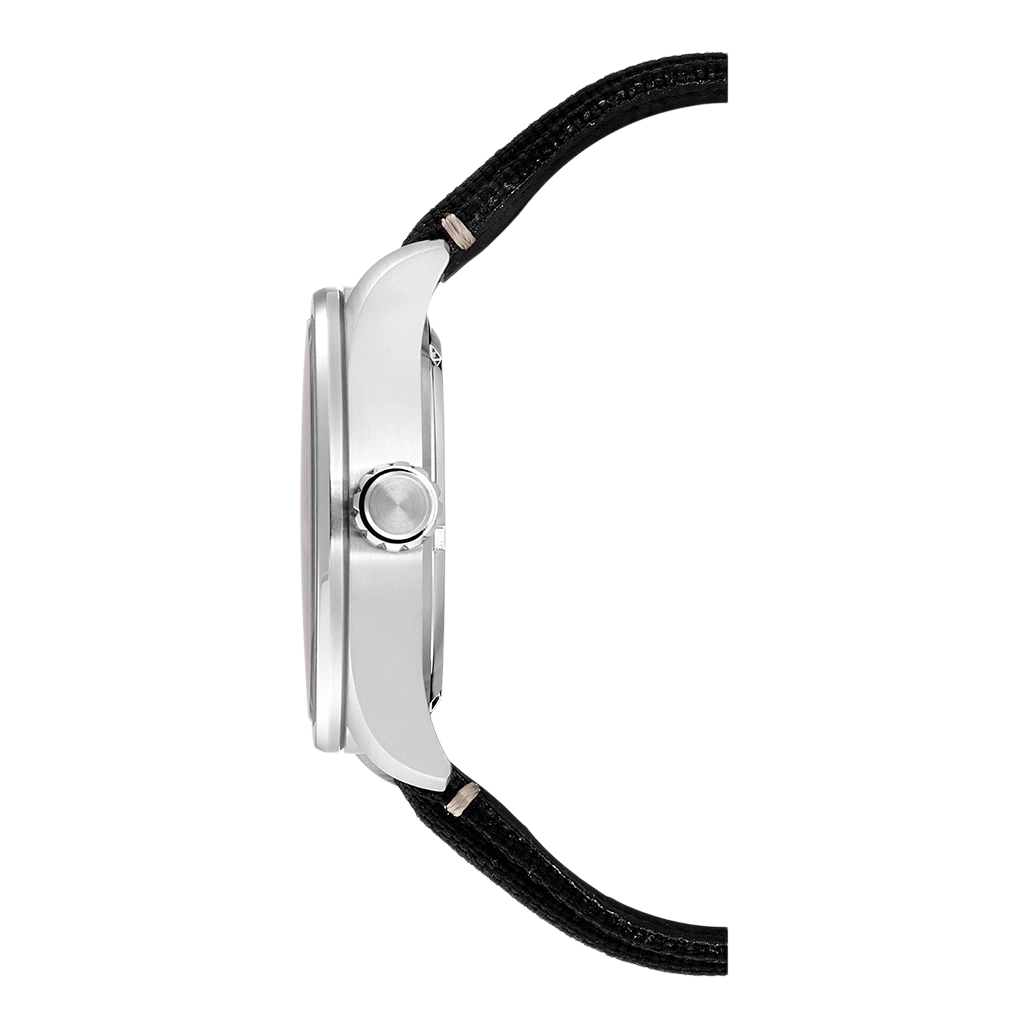Seitenansicht einer silbernen Uhr mit schwarzem Armband auf weißem Hintergrund.
