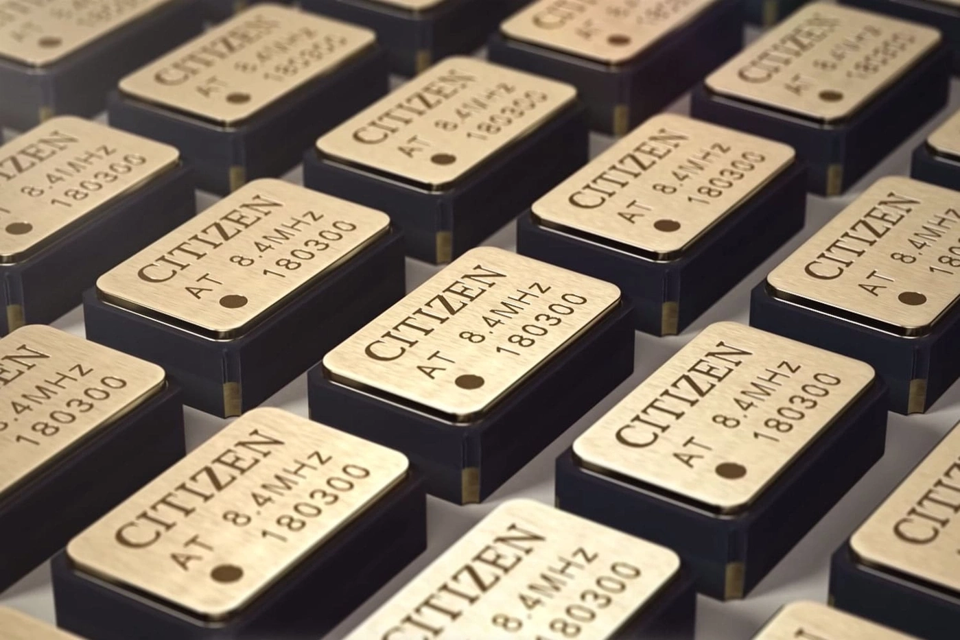 Nahaufnahme von mehreren Citizen AT 8,4 MHz 180300 elektronischen Bauteilen.
