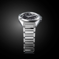 Citizen Series 8 Automatikuhr mit schwarzem Zifferblatt und silbernem Armband.